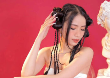 Hoa khôi Xuân Nghi khoe nhan sắc rạng ngời trong bộ ảnh tròn 20 tuổi