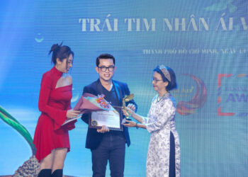 Đạo diễn Nguyễn Quý Khang xúc động nhận giải thưởng Đại sứ Nhân ái Việt Nam năm 2022