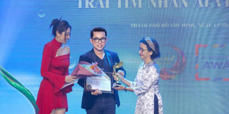 Đạo diễn Nguyễn Quý Khang xúc động nhận giải thưởng Đại sứ Nhân ái Việt Nam năm 2022