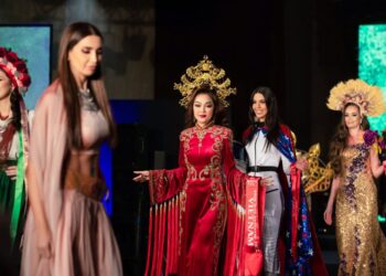 Hoa hậu Hoàng Thanh Nga nhận giải Quý bà hoàn vũ nhân ái trước thềm chung kết Mrs Universe 2022   