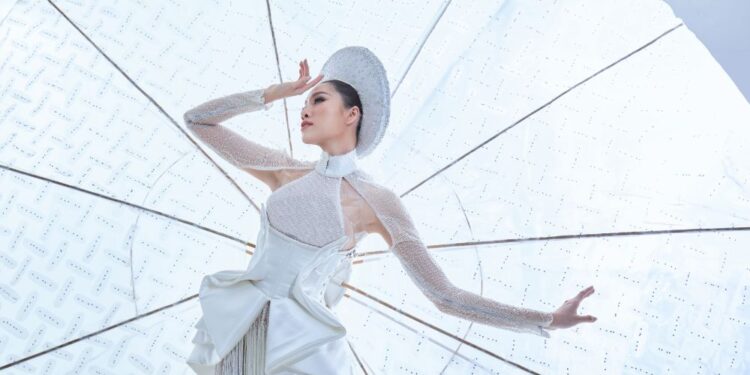 THANH THANH HUYỀN KHOE ẢNH DIỆN “BÁNH TRÁNG”, SẴN SÀNG TỎA SÁNG CÙNG VÁY DẠ HỘI CỦA LÊ THANH HÒA