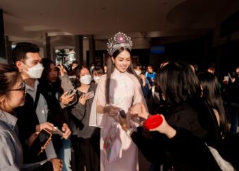 Trở lại trường Đại học, Hoa hậu Thanh Thủy được nhiều sinh viên chào đón nồng nhiệt