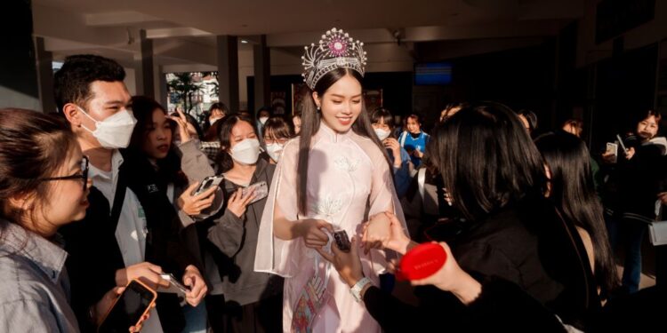 Trở lại trường Đại học, Hoa hậu Thanh Thủy được nhiều sinh viên chào đón nồng nhiệt