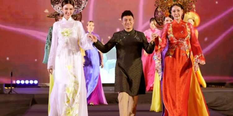 15 nhan sắc Việt hội tụ giữa trời Âu sẽ tỏa sáng trong Áo dài của NTK Ngô Nhật Huy