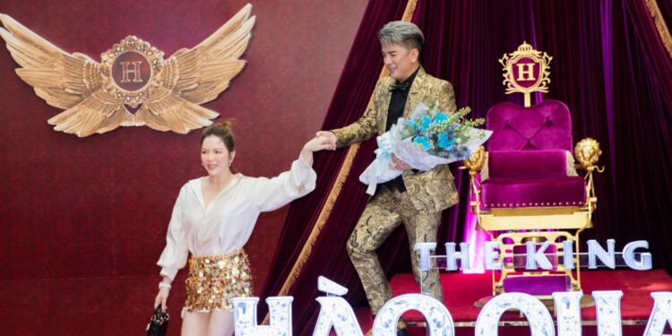 Lý Nhã Kỳ hack tuổi với váy ngắn trẻ trung