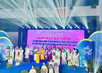 Ấn tượng với màn trình diễn đặc sắc của tập thể GV trường THCS Colette trong đêm nghệ thuật kỷ niệm ngày Quốc tế  Phụ nữ 8/3