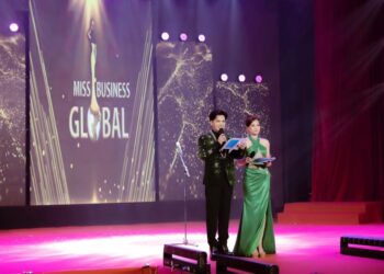 MC Phạm Trường Giang thể hiện đẳng cấp ngoại ngữ khi dẫn chương trình Truyền hình trực tiếp