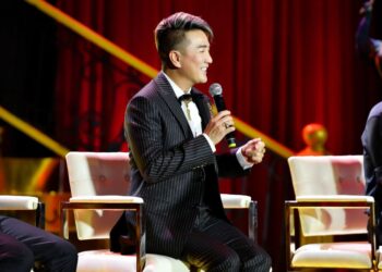 Đàm Vĩnh Hưng làm phim tiểu sử Hào Quang Rực Rỡ, thảm đỏ Vbiz quy tụ hàng trăm ngôi sao giải trí của Showbiz Việt