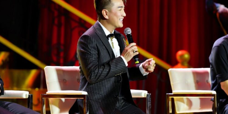 Đàm Vĩnh Hưng làm phim tiểu sử Hào Quang Rực Rỡ, thảm đỏ Vbiz quy tụ hàng trăm ngôi sao giải trí của Showbiz Việt