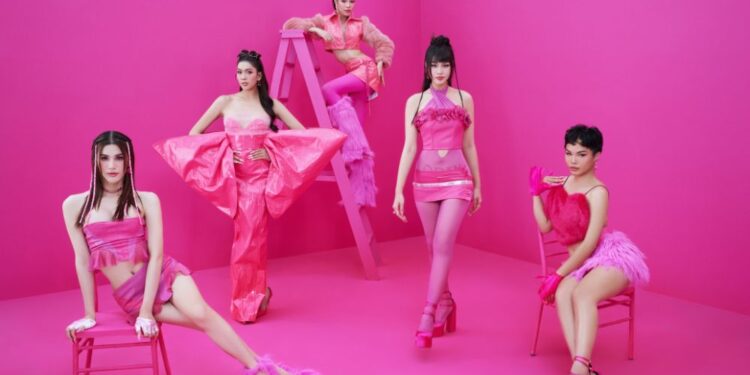 HÚT MẮT VỚI VẺ NGỌT NGÀO CỦA NỮ NHÂN VIÊN NGÂN HÀNG TRONG ĐỘI THỦY TIÊN