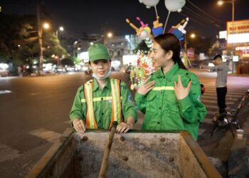 Thùy Tiên chật vật làm lao công, giật mình khi bị ném rác vào người