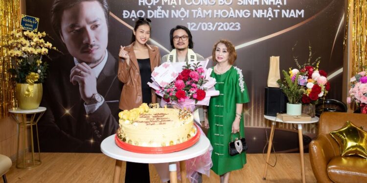 KHOẢNH KHẮC XÚC ĐỘNG TRONG NGÀY SINH NHẬT CỦA ĐẠO DIỄN HOÀNG NHẬT NAM