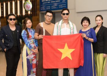 Huỳnh Võ Hoàng Sơn mặc đồ giản dị, lặng lẽ lên đường thi Nam vương Du lịch Hoàn vũ 2023