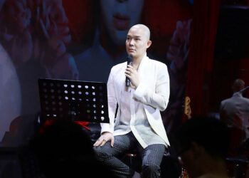 Nathan Lee ngập tràn trong hoa và quà tặng từ fan trong đêm nhạc trở lại