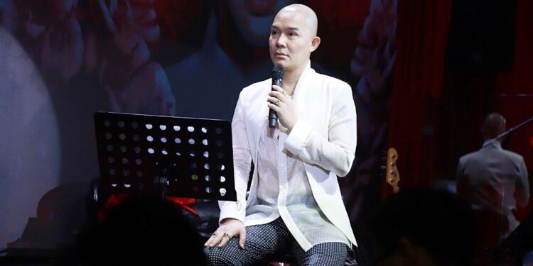 Nathan Lee ngập tràn trong hoa và quà tặng từ fan trong đêm nhạc trở lại