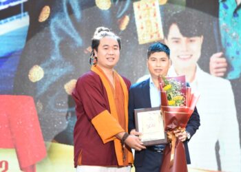 Trường Kha, Nguyễn Đình Vũ, Ngọc Duyên, Mạnh Nguyên, Quỳnh Như hát gây quỹ ở Cổ Lũy Cô Thôn