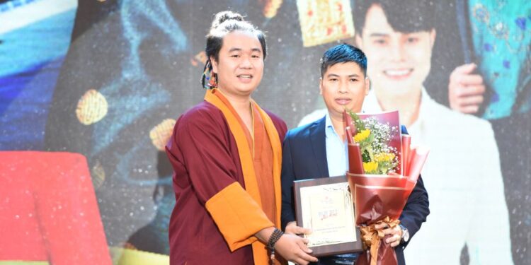 Trường Kha, Nguyễn Đình Vũ, Ngọc Duyên, Mạnh Nguyên, Quỳnh Như hát gây quỹ ở Cổ Lũy Cô Thôn