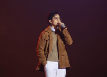 Gil Lê xúc động trên sân khấu khi mang ca khúc về gia đình lên sân khấu The Heroes