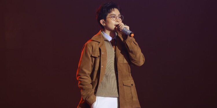 Gil Lê xúc động trên sân khấu khi mang ca khúc về gia đình lên sân khấu The Heroes