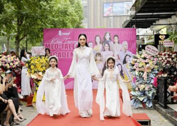 Cùng hoa hậu Hương Giang, Đinh Vũ Bảo Anh gây ấn tượng trên sàn diễn khai trương Học viện MLQ-Talent Academy   