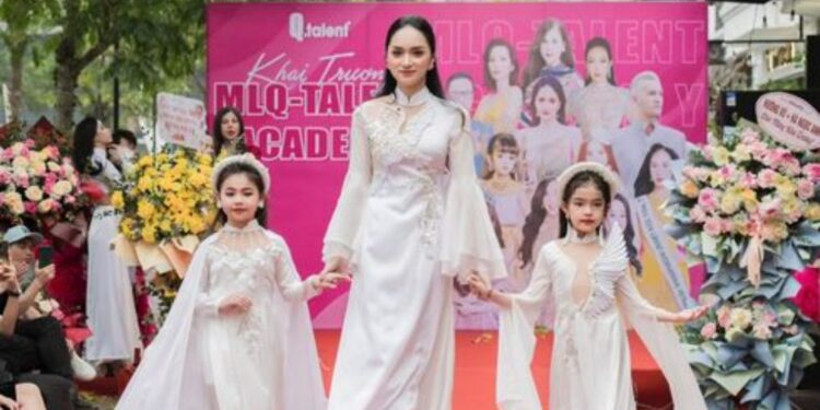 Mẫu nhí Nguyễn Minh Hà lộng lẫy làm Vedette, sánh bước cùng Hoa hậu Hương Giang