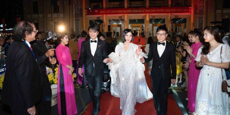 HÀ PHƯƠNG BAY HÀNG NGÀN CÂY SỐ CHỈ ĐỂ VỀ VIỆT NAM THAM GIA ‘CHIẾN THẮNG CÙNG CON’