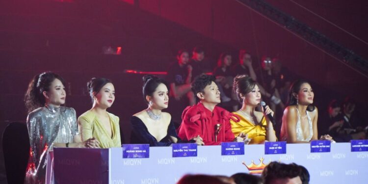 Chế Nguyễn Quỳnh Châu bật khóc khi Trần Quân, Tây Hà đều bước vào vòng chung cuộc.