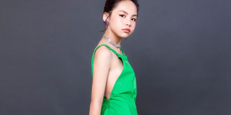 Hoa hậu nhí Phùng Hiểu Anh đón tuổi lên 10 trong tràn ngập tình yêu thương