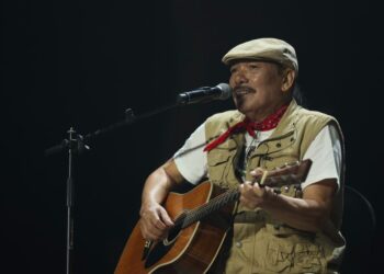 Hà Trần hoá “mỹ nhân ngư” trong đêm nhạc Trần Tiến