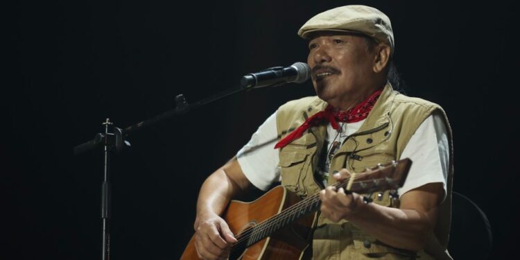 Hà Trần hoá “mỹ nhân ngư” trong đêm nhạc Trần Tiến