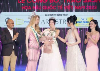 PHƯƠNG NHI THỂ HIỆN TÀI NĂNG TẠI HỌP BÁO TRAO SASH, HẾT MÚA NÓN LÁ ĐẾN BẮN TIẾNG ANH LƯU LOÁT