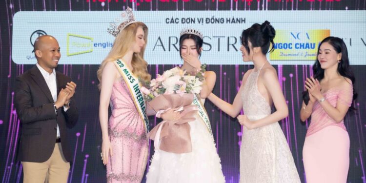 PHƯƠNG NHI THỂ HIỆN TÀI NĂNG TẠI HỌP BÁO TRAO SASH, HẾT MÚA NÓN LÁ ĐẾN BẮN TIẾNG ANH LƯU LOÁT