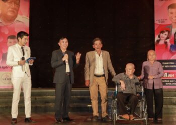 Thương Tín xin lỗi khán giả vì chỉ hát một bài