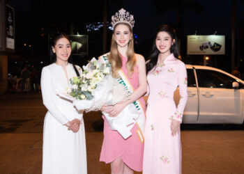 PHƯƠNG NHI ĐỌ SẮC CÙNG MISS INTERNATIONAL 2022 TẠI SÂN BAY