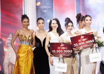 Á HẬU THỦY TIÊN XINH ĐẸP TRÊN GHẾ GIÁM KHẢO CUỘC THI SẮC ĐẸP