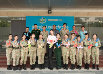 Hoa hậu Bảo Ngọc dẫn 10 nữ chiến sĩ Mũ Nồi Xanh đo áo dài, tặng bộ kit sức khoẻ trước ngày lên đường làm nhiệm vụ tại Nam Sudan