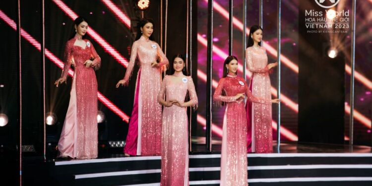  Mãn nhãn BST Áo dài “Ngân Hà” của NTK Ngô Nhật Huy trên sân khấu đêm Chung khảo Toàn quốc Miss World Vietnam