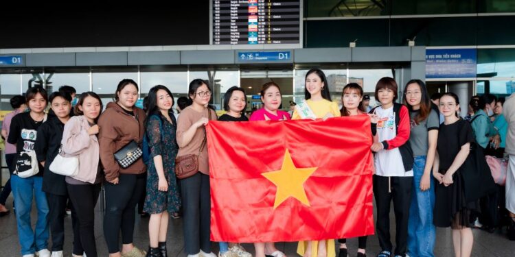 Mang hơn 200 kg hành lý, Nguyễn Trang Nguyệt Minh rạng rỡ lên đường thi Miss Teen Grand International 2023 tại Cambodia