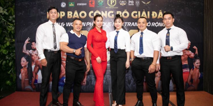 Anh chàng hóa thân “Mai An Tiêm bán dưa hấu” làm giám khảo cuộc thi thể hình