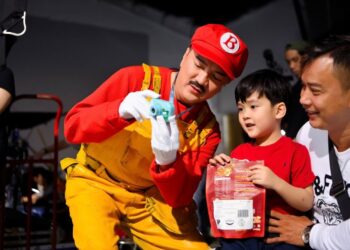 Đàm Vĩnh Hưng đưa con trai tới ủng hộ ba nuôi Dương Triệu Vũ