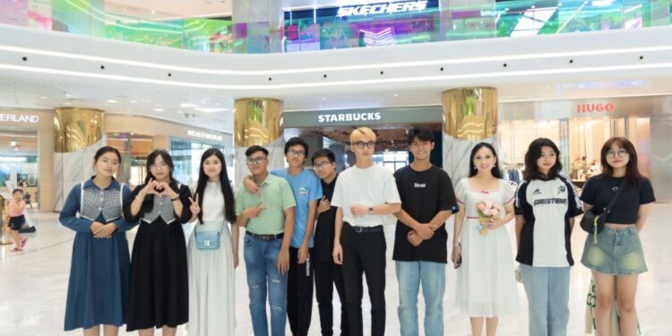 Con gái Hà Phương trổ tài viết chữ thư pháp cùng các bạn trẻ mồ côi