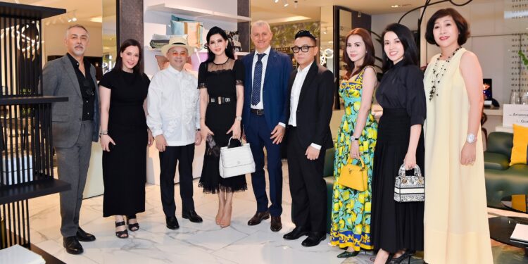 ĐỘT NHẬP ĐÊM TIỆC ÁNH SÁNG CỦA DOANH NHÂN  DƯƠNG QUỐC NAM