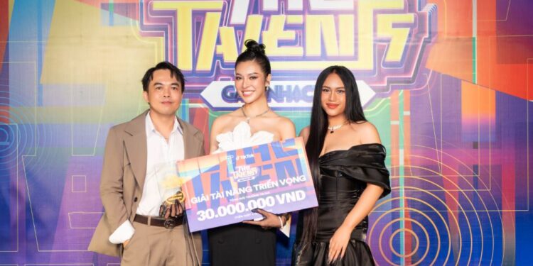 BÙI LÝ THIÊN HƯƠNG ĐOẠT GIẢI TRIỂN VỌNG THE TALENTS GALA NHẠC VIỆT