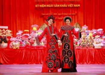 NS Trịnh Kim Chi, MC Quỳnh Hoa, Tuyết Thu, Hạnh Thúy thăng hoa trong “Cội nguồn Sân khấu” của NTK Việt Hùng