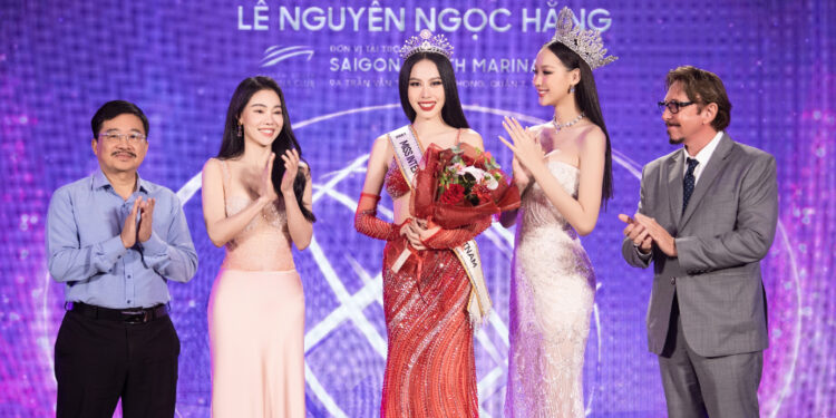Hoa hậu Bảo Ngọc trao sash Miss Intercontinental Vietnam cho người kế nhiệm – Lê Nguyễn Ngọc Hằng