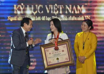 Nghệ sĩ Trúc Thy được trao Bằng Kỷ lục gia Người sáng tác bài hát để dạy và học Tiếng Anh nhiều nhất Việt Nam   