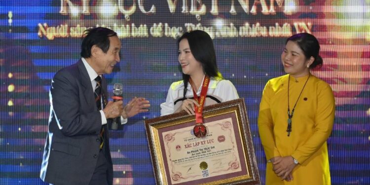 Nghệ sĩ Trúc Thy được trao Bằng Kỷ lục gia Người sáng tác bài hát để dạy và học Tiếng Anh nhiều nhất Việt Nam