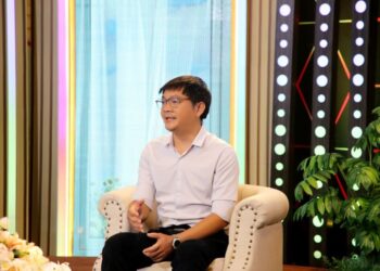 Hát rong gây quỹ giúp người khuyết tật, kỷ lục gia thiện nguyện suýt bị đánh