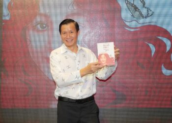 Đạo diễn Vũ Thành Vinh bật mí lai lịch của người con gái trên bìa sách “Hạnh Phúc Từng Giây”