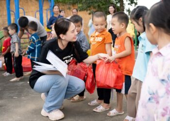 MAI PHƯƠNG CÙNG CHUỖI DỰ ÁN “CHĂM EM ĐẾN TRƯỜNG”